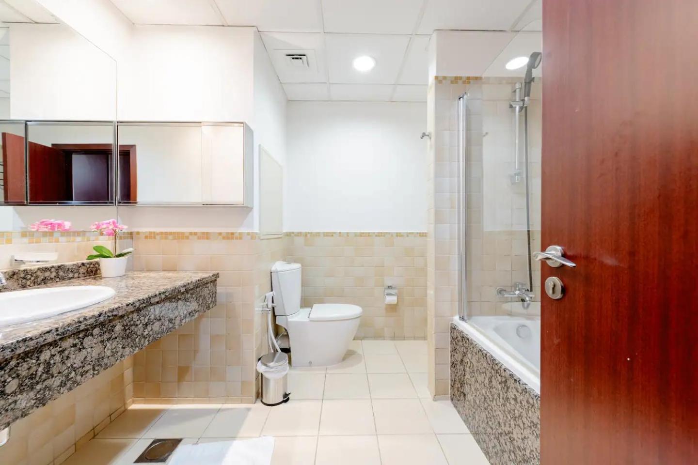 Moonlight Hostel Jbr - 2Min Walk To Jbr Beach - Gym - 2Min Metro Station - Poll Dubai Bagian luar foto
