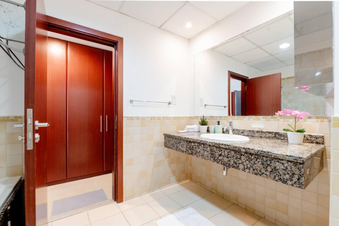 Moonlight Hostel Jbr - 2Min Walk To Jbr Beach - Gym - 2Min Metro Station - Poll Dubai Bagian luar foto