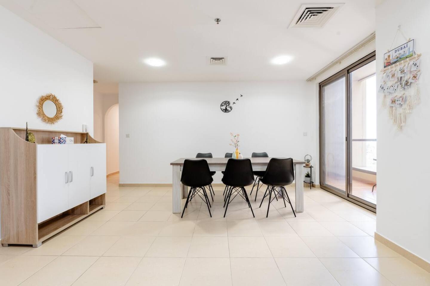 Moonlight Hostel Jbr - 2Min Walk To Jbr Beach - Gym - 2Min Metro Station - Poll Dubai Bagian luar foto